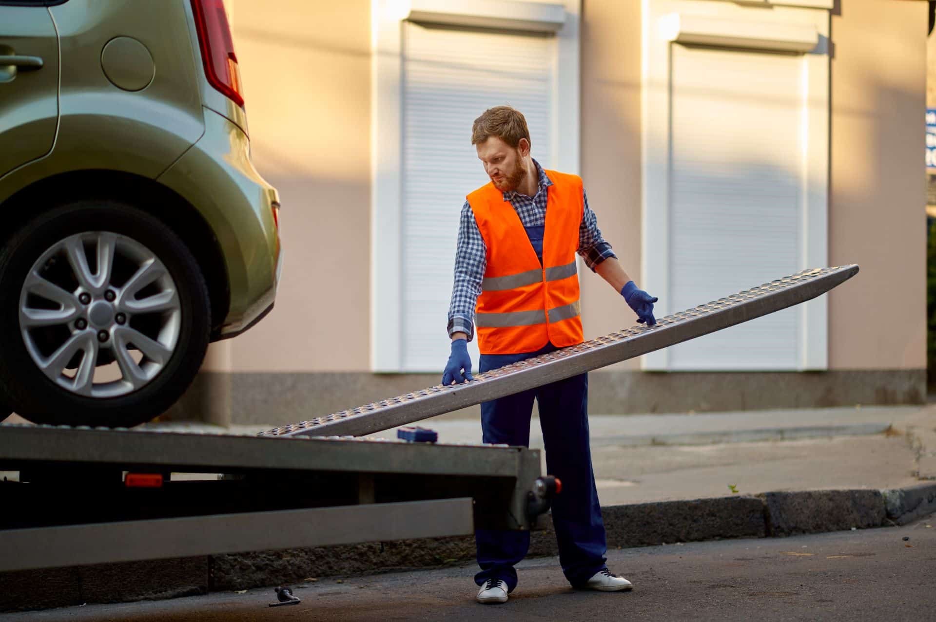Read more about the article Benefits of Flatbed Towing Services